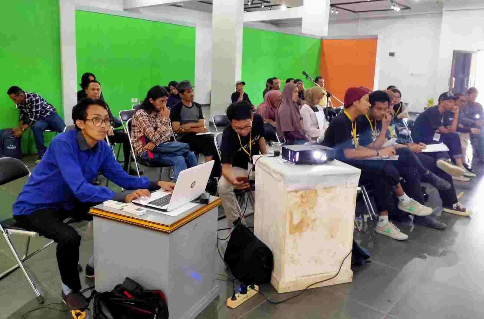 Sarasehan Seni Rupa Mengusung Tajuk “Teropong” Digelar Sarasehan Seni Rupa Mengusung Tajuk “Teropong” Digelar