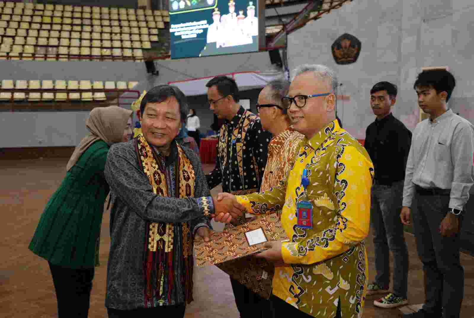 Gubernur Arinal Ajak Mahasiswa KKN Unila dan KKN Siger Berjaya Berkarya dan Berperan Nyata Gubernur Arinal Ajak Mahasiswa KKN Unila dan KKN Siger Berjaya Berkarya dan Berperan Nyata