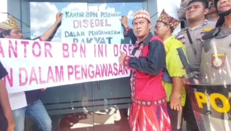 Ratusan Warga Bersama Tokoh Adat Gedongtataan Kembali Menggelar Aksi Masa Ratusan Warga Bersama Tokoh Adat Gedongtataan Kembali Menggelar Aksi Masa