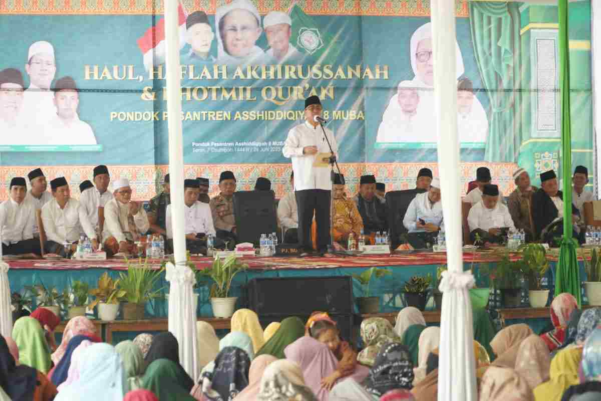 Ratusan Santri Ponpes Asshiddiqiyah VIII Sambut Kedatangan Pj Bupati Apriyadi Ratusan Santri Ponpes Asshiddiqiyah VIII Sambut Kedatangan Pj Bupati Apriyadi