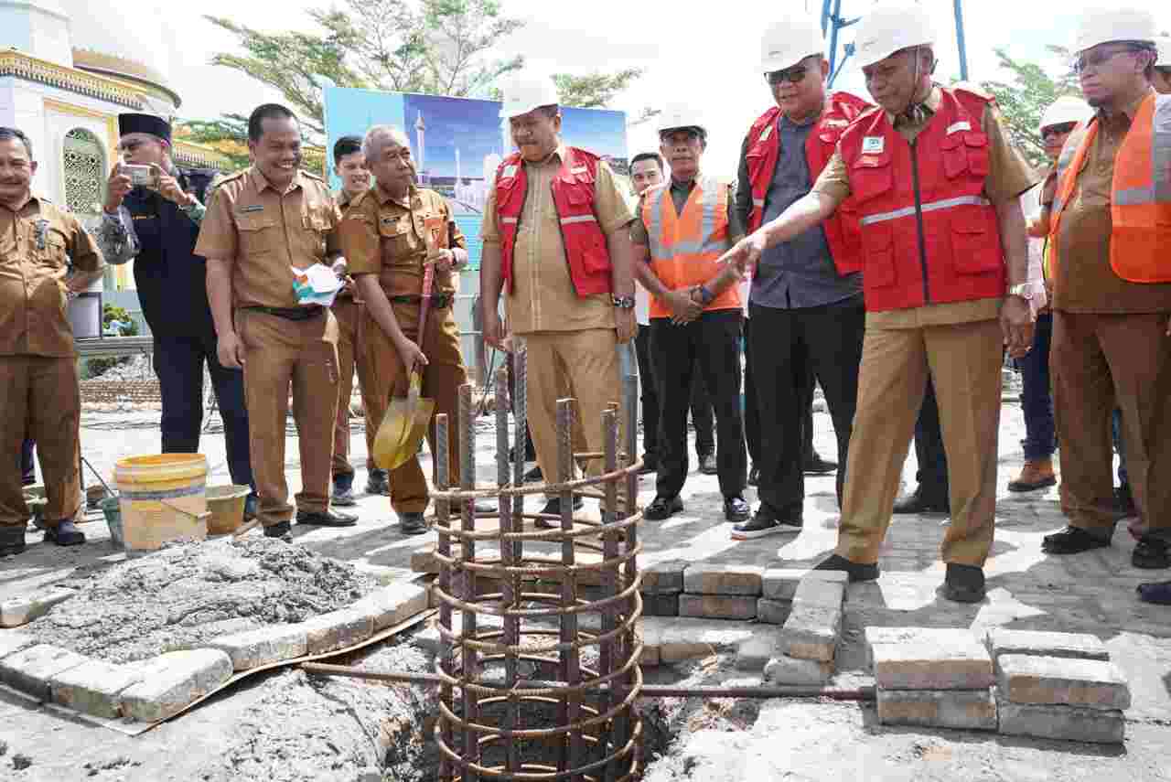 Bupati Bersama Wabup Letakkan Batu Pertama Pembangunan Menara Masjid Agung H. Achmad Bakrie Bupati Bersama Wabup Letakkan Batu Pertama Pembangunan Menara Masjid Agung H. Achmad Bakrie