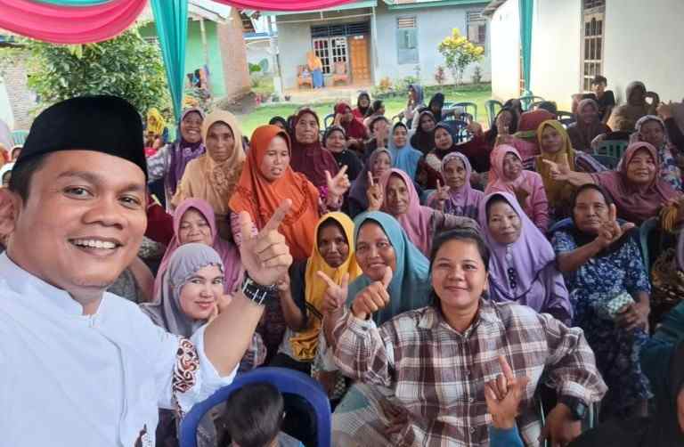 Jelang Hari Raya Idul Adha, Ketua Komisi III DPRD Jonaidi SP Bagikan Sembako Kepada Masyarakat Jelang Hari Raya Idul Adha, Ketua Komisi III DPRD Jonaidi SP Bagikan Sembako Kepada Masyarakat