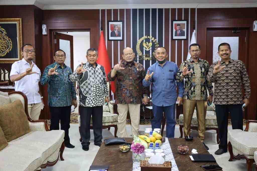 Bustami Apresiasi Banleg DPR Sepakati Usulan Perpanjang Jabatan Kades Jadi 9 Tahun Bustami Apresiasi Banleg DPR Sepakati Usulan Perpanjang Jabatan Kades Jadi 9 Tahun