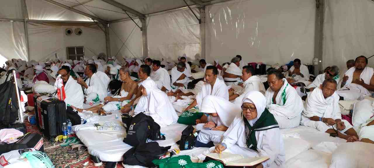 Di Padang Arafah Suhu Mencapai 50°c Di Padang Arafah Suhu Mencapai 50°c