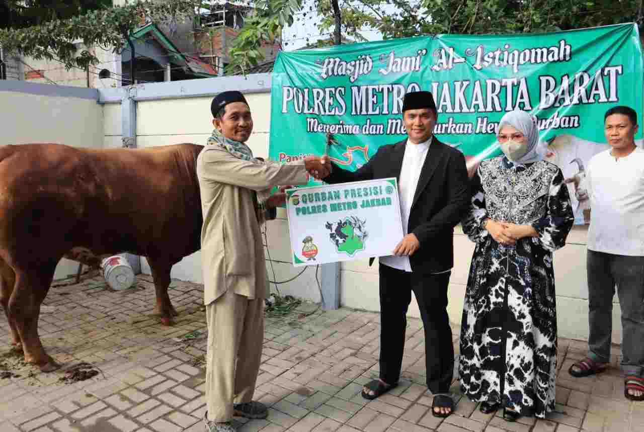 Idul Adha 1444 H, Kapolres Jakbar Salurkan 39 Sapi dan 13 Ekor Kambing Idul Adha 1444 H, Kapolres Jakbar Salurkan 39 Sapi dan 13 Ekor Kambing