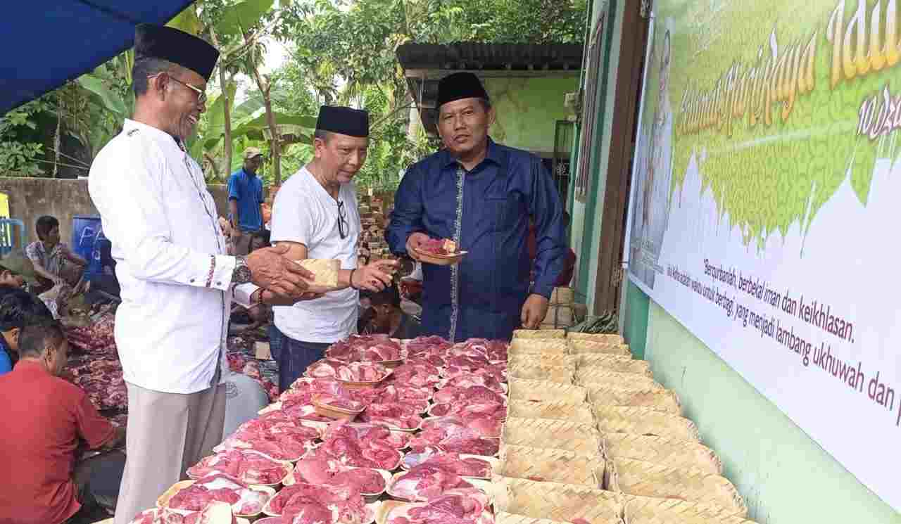 Bagikan Daging Kurban Manfaatkan Pelepah Pinang Hingga Daun Pisang Bagikan Daging Kurban Manfaatkan Pelepah Pinang Hingga Daun Pisang