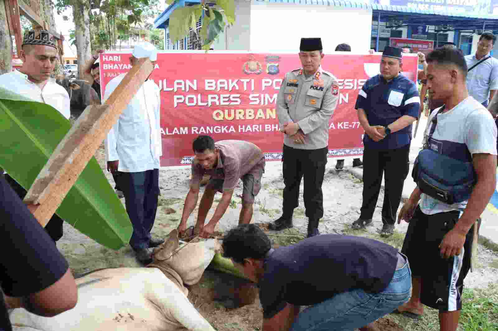 Sembelih 14 Hewan Kurban, Kapolres Simalungun: Perkuat Persaudaraan dan Semangat Berbagi! Sembelih 14 Hewan Kurban, Kapolres Simalungun: Perkuat Persaudaraan dan Semangat Berbagi!