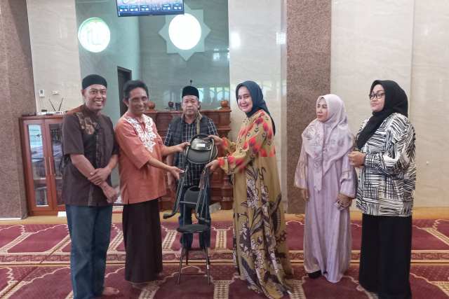 Ketua IIPG Riana Sari Serahkan Bantuan Kursi Sholat ke Masjid Al Mubaligh dan Al Muslimin Ketua IIPG Riana Sari Serahkan Bantuan Kursi Sholat ke Masjid Al Mubaligh dan Al Muslimin