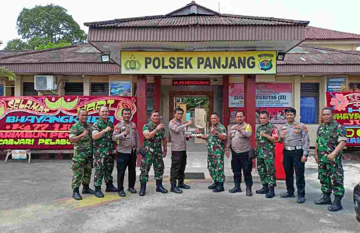 Wujud Sinergitas TNI-Polri, Danramil Panjang Berikan Surprise HUT ke-77 Bhayangkara Wujud Sinergitas TNI-Polri, Danramil Panjang Berikan Surprise HUT ke-77 Bhayangkara