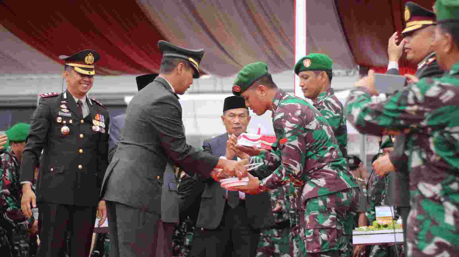 HUT Bhayangkara ke-77, Personil TNI Berikan Kejutan HUT Bhayangkara ke-77, Personil TNI Berikan Kejutan