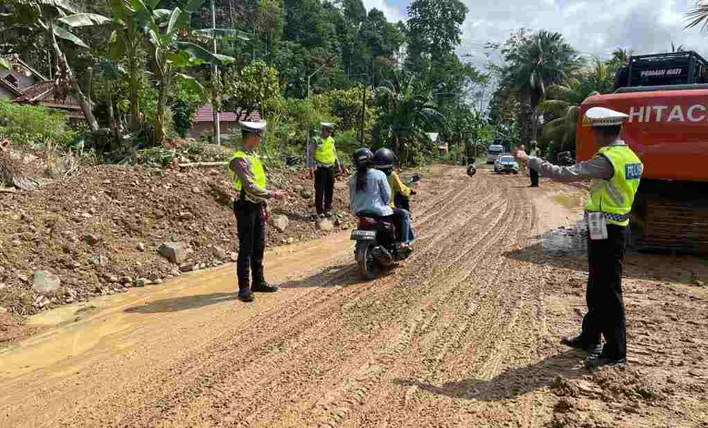 Kapolsek Semaka Jelaskan Kronologis dan Kerugian Musibah Banjir dan Longsor Kapolsek Semaka Jelaskan Kronologis dan Kerugian Musibah Banjir dan Longsor