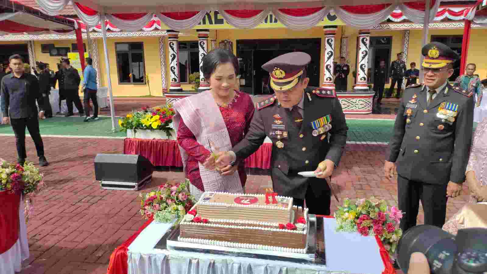 Hari Bhayangkara ke-77, Kapolres Dapat Suprise dari Dandim dan Suapan Kue dari Wakil Bupati Hari Bhayangkara ke-77, Kapolres Dapat Suprise dari Dandim dan Suapan Kue dari Wakil Bupati