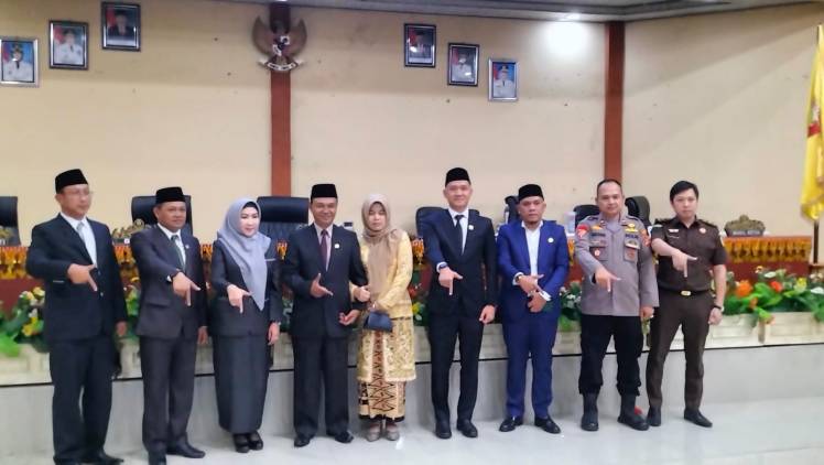Derry Ardiansyah Resmi Dilantik Sebagai Pengganti Antar Waktu (PAW) DPRD Tanggamus Derry Ardiansyah Resmi Dilantik Sebagai Pengganti Antar Waktu (PAW) DPRD Tanggamus