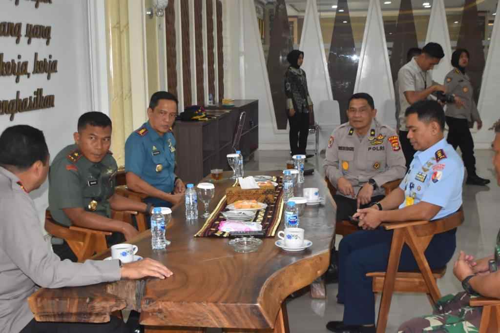 Perkokoh Sinergitas, 4 Pimpinan TNI Lampung Berikan Kejutan Dihari Bhayangkara ke-77 Perkokoh Sinergitas, 4 Pimpinan TNI Lampung Berikan Kejutan Dihari Bhayangkara ke-77