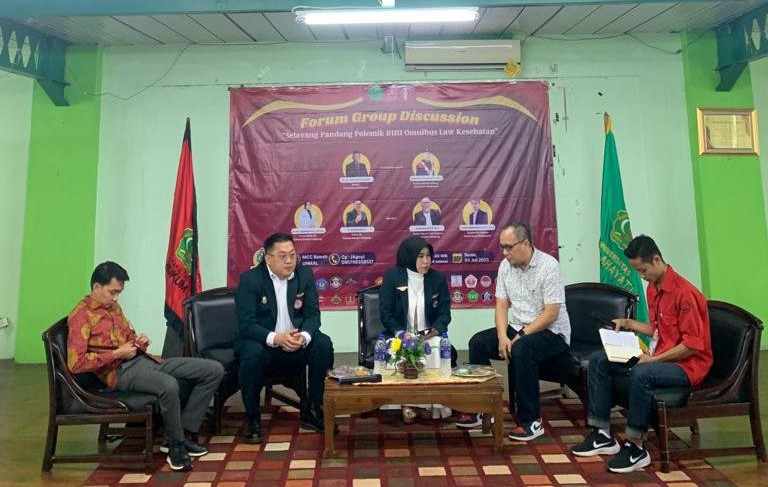 dr. Zam Zanariah Memberikan Edukasi Tentang Polemik RUU Omnibus Law Kesehatan dr. Zam Zanariah Memberikan Edukasi Tentang Polemik RUU Omnibus Law Kesehatan