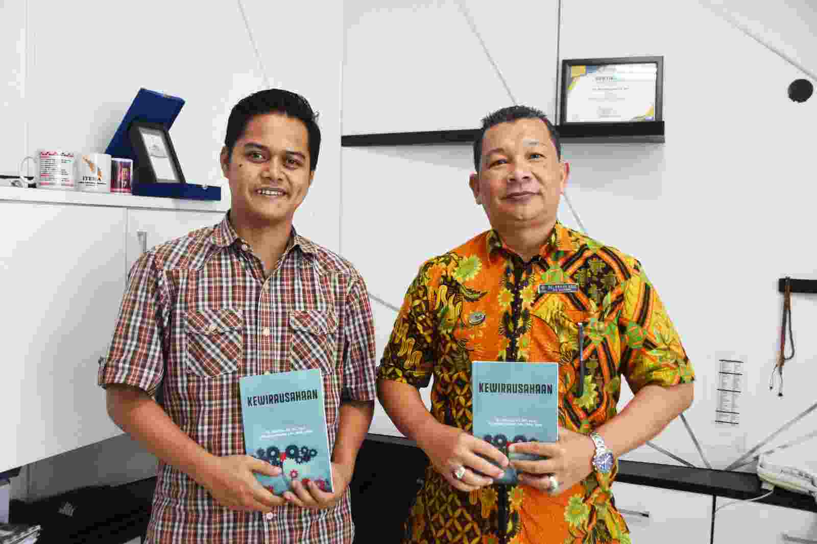 Dosen Lintas Prodi IIB Darmajaya Terbitkan Buku “Kewirausahaan” Dosen Lintas Prodi IIB Darmajaya Terbitkan Buku “Kewirausahaan”