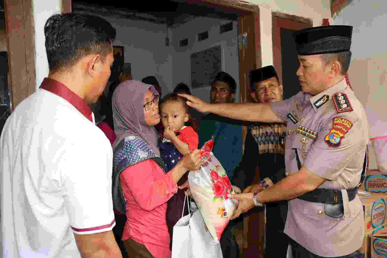 Berikan Tali Asih, Kapolresta Kunjungi Keluarga Korban Meninggal Dunia Jatuhnya Lift Berikan Tali Asih, Kapolresta Kunjungi Keluarga Korban Meninggal Dunia Jatuhnya Lift