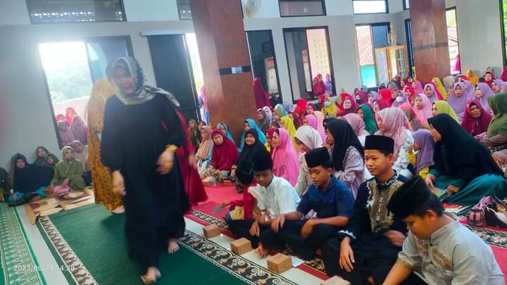 Gerindra Pesawaran Santuni Anak Yatim & Kaum Dhuafa Pada Kegiatan Pengajian Akbar Gerindra Pesawaran Santuni Anak Yatim & Kaum Dhuafa Pada Kegiatan Pengajian Akbar