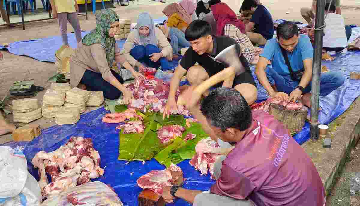 Daging Qurban Dibagikan untuk internal TKK, Cleaning Service hingga Penjaga Kantor Daging Qurban Dibagikan untuk internal TKK, Cleaning Service hingga Penjaga Kantor