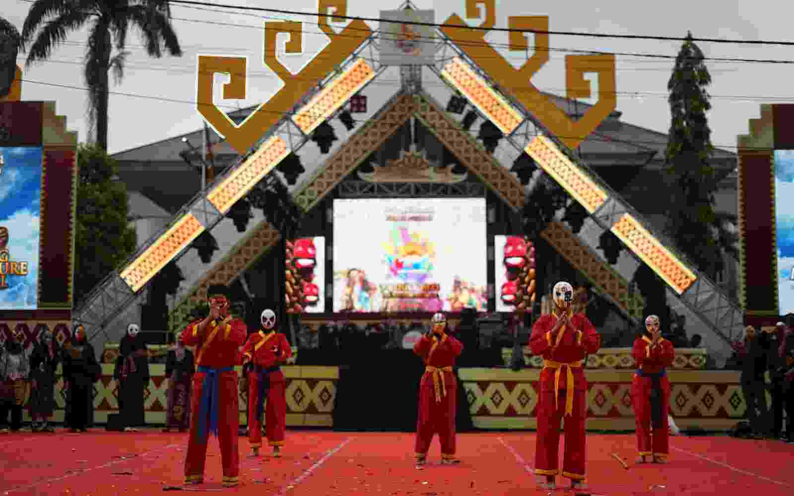 Padukan Lingkungan dengan Budaya, UIN RIL Kreasikan Topeng Hasil Daur Ulang Padukan Lingkungan dengan Budaya, UIN RIL Kreasikan Topeng Hasil Daur Ulang