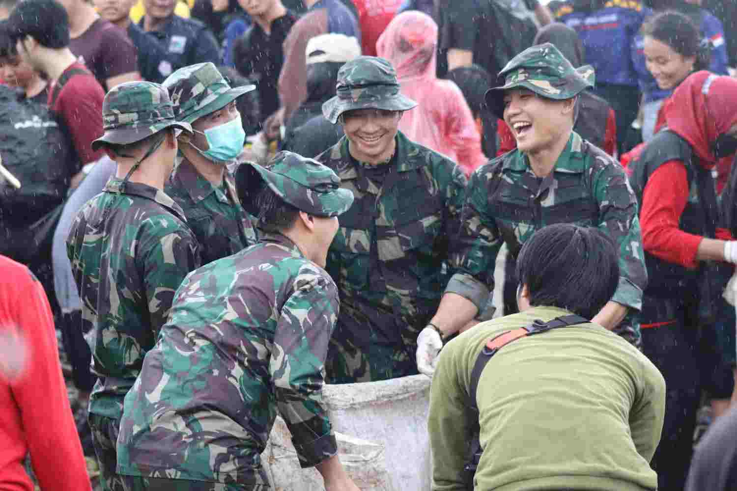 Gotong-royong Atasi Tumpukan Sampah di Bibir Pantai Bandar Lampung Gotong-royong Atasi Tumpukan Sampah di Bibir Pantai Bandar Lampung