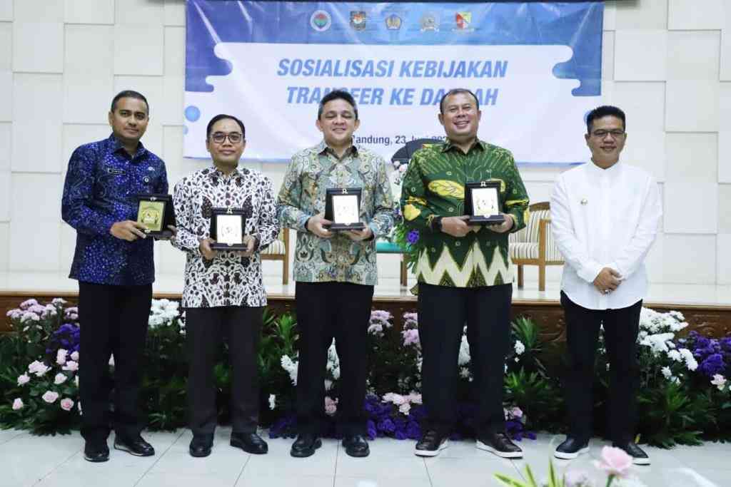 Geopolitik Strategis Lampung dan Pembangunan Indonesia Maju Berbasis Kualitas dan Profesionalitas Polri Geopolitik Strategis Lampung dan Pembangunan Indonesia Maju Berbasis Kualitas dan Profesionalitas Polri