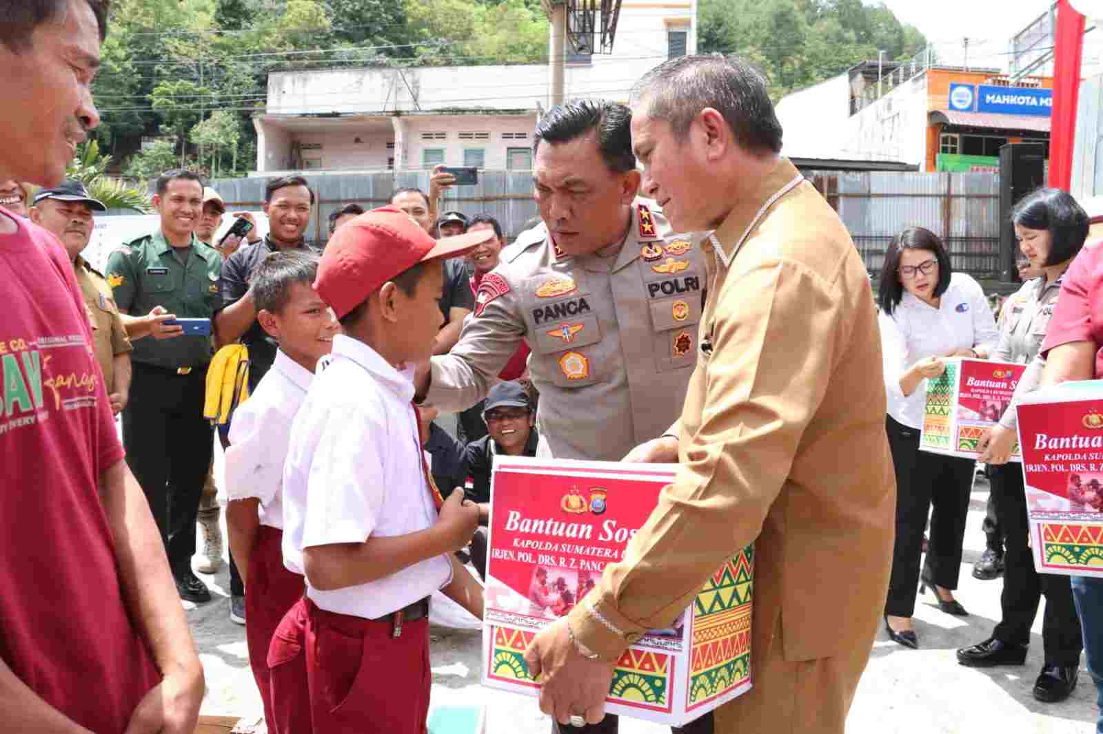 Peletakan Batu Pertama Revitalisasi Polsek Parapat oleh Kapoldasu Peletakan Batu Pertama Revitalisasi Polsek Parapat oleh Kapoldasu