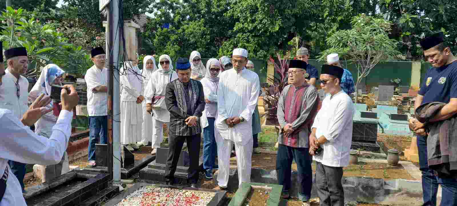 Pengurus PWI Provinsi Lampung Ziarah ke Makam H. Solfian Akhmad Pengurus PWI Provinsi Lampung Ziarah ke Makam H. Solfian Akhmad