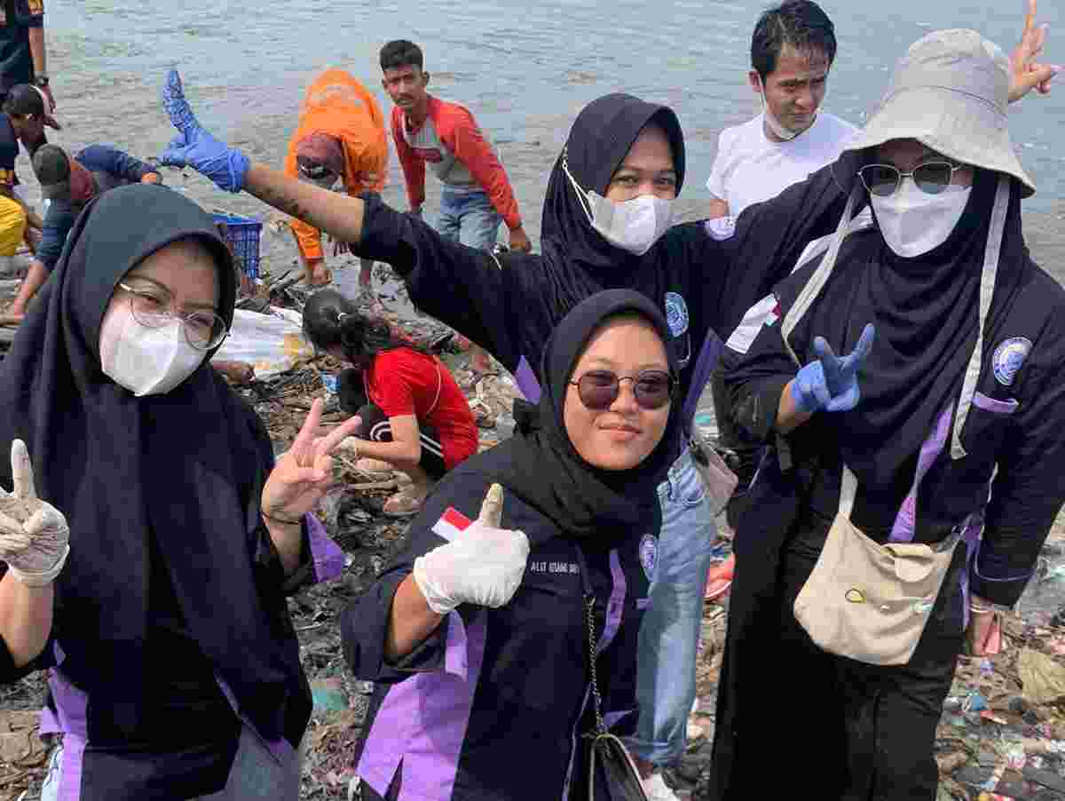Viral Pantai Sukaraja, Mahasiswa Prodi Manajemen dan Bisnis Digital Darmajaya Ikut Bersih-bersih Viral Pantai Sukaraja, Mahasiswa Prodi Manajemen dan Bisnis Digital Darmajaya Ikut Bersih-bersih