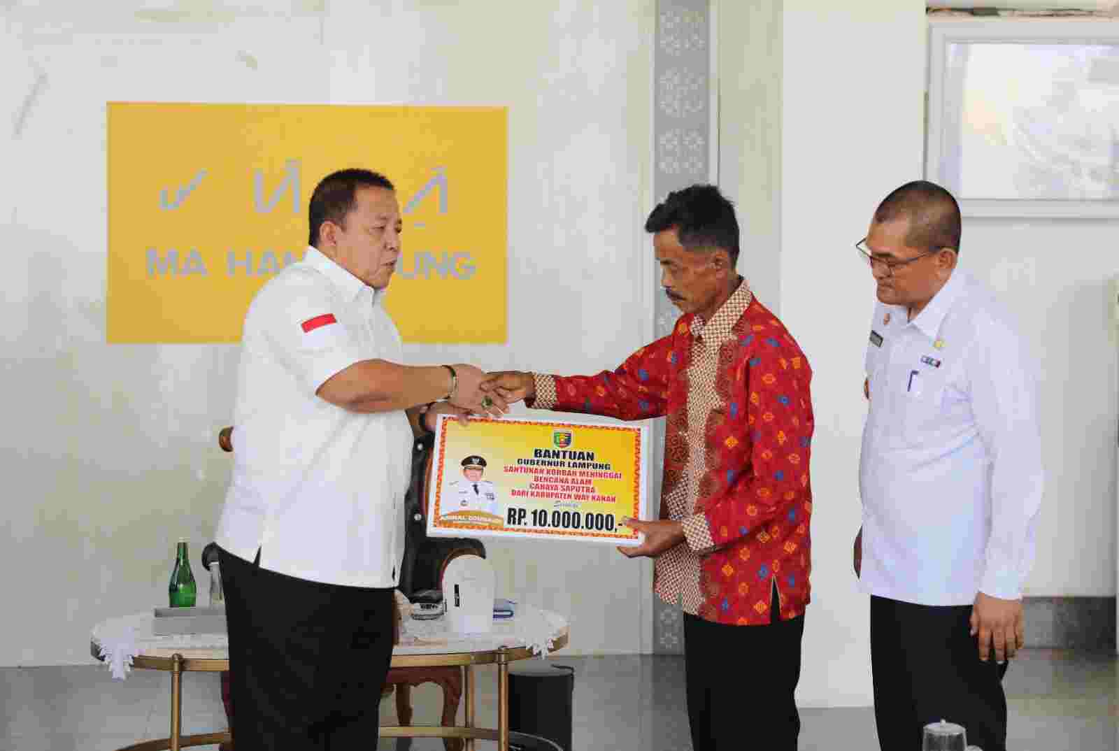 Gubernur Arinal Beri Santunan kepada Keluarga Korban Meninggal Musibah Banjir dan Longsor Gubernur Arinal Beri Santunan kepada Keluarga Korban Meninggal Musibah Banjir dan Longsor