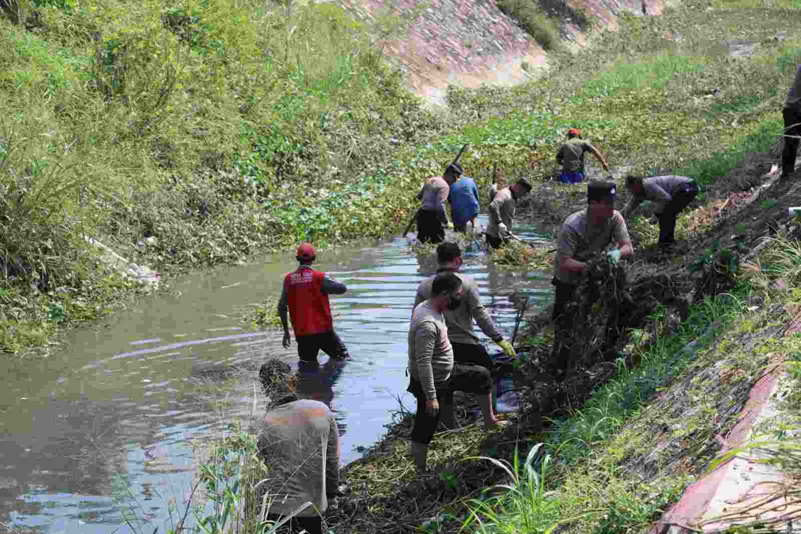 Tak Hanya Pantai, Polresta Bandar Lampung Bersihkan Sampah di Sejumlah Aliran Sungai dan Kali Tak Hanya Pantai, Polresta Bandar Lampung Bersihkan Sampah di Sejumlah Aliran Sungai dan Kali