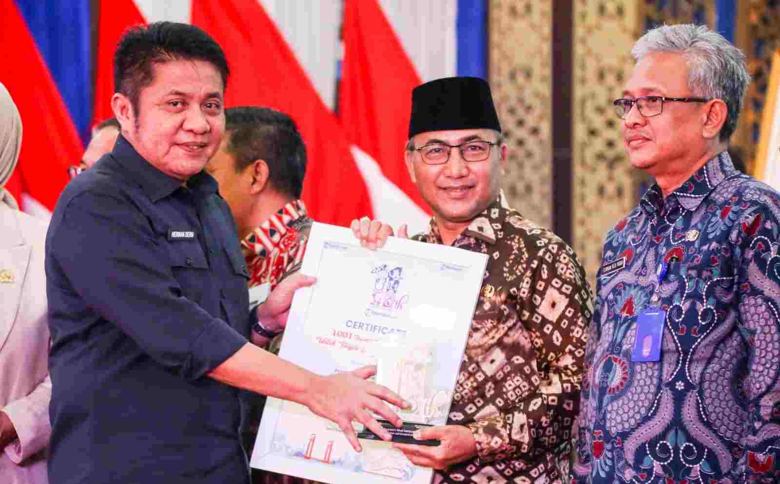Pj.Bupati H. Apriyadi Terima Sertifikat 1001 Inovasi Energi Baru Untuk Negeri dari Bumi Sriwijaya Pj.Bupati H. Apriyadi Terima Sertifikat 1001 Inovasi Energi Baru Untuk Negeri dari Bumi Sriwijaya