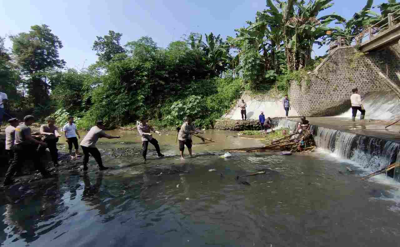 Peduli Lingkungan, Polres Pesawaran & Polsek Gedong Tataan ‘Kolaborasi’ Bersihkan Aliran Sungai Peduli Lingkungan, Polres Pesawaran & Polsek Gedong Tataan ‘Kolaborasi’ Bersihkan Aliran Sungai