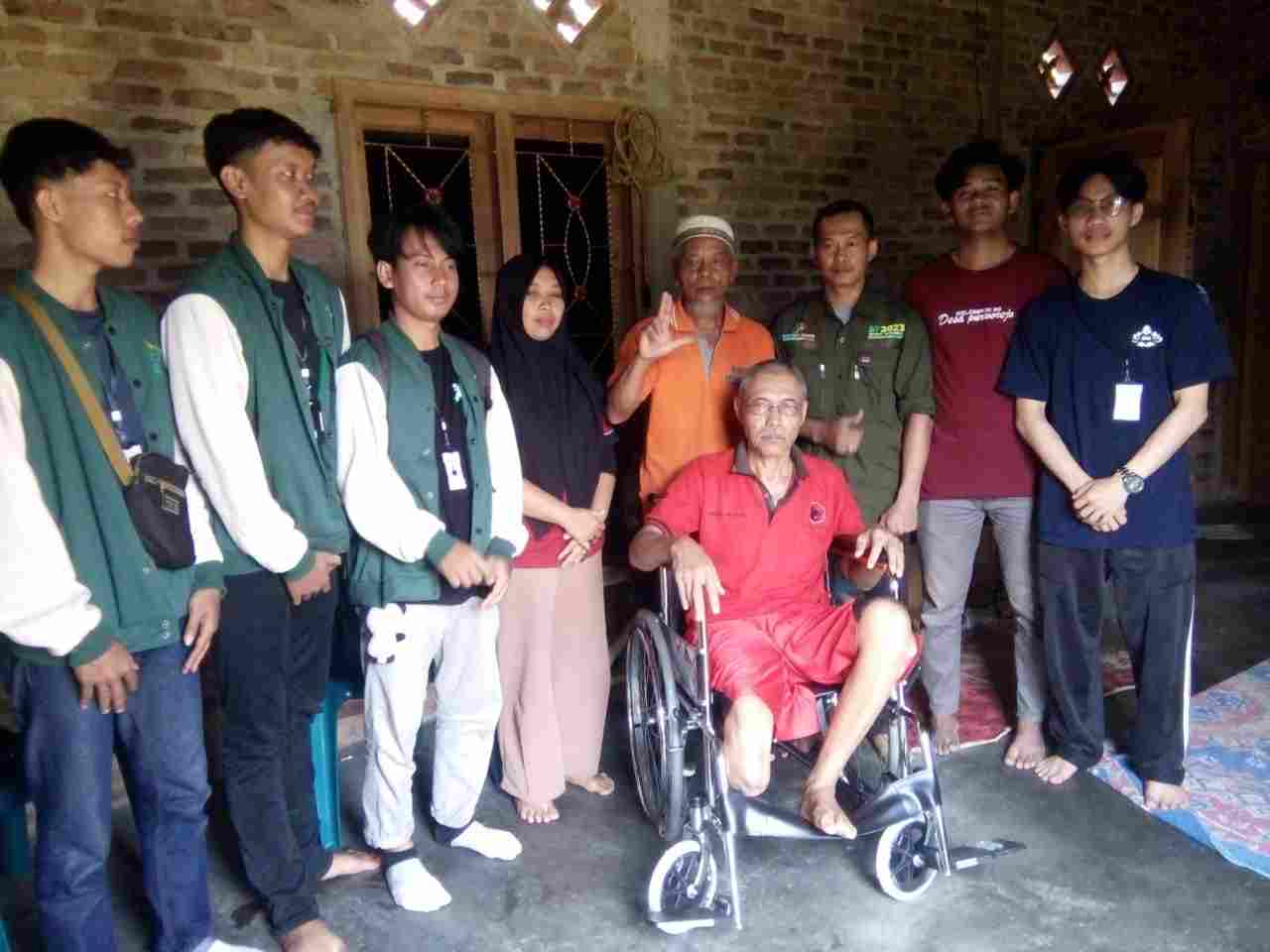 Belasan Tahun Lumpuh, Irzin Abdullah Serahkan Bantuan Kursi Roda Belasan Tahun Lumpuh, Irzin Abdullah Serahkan Bantuan Kursi Roda