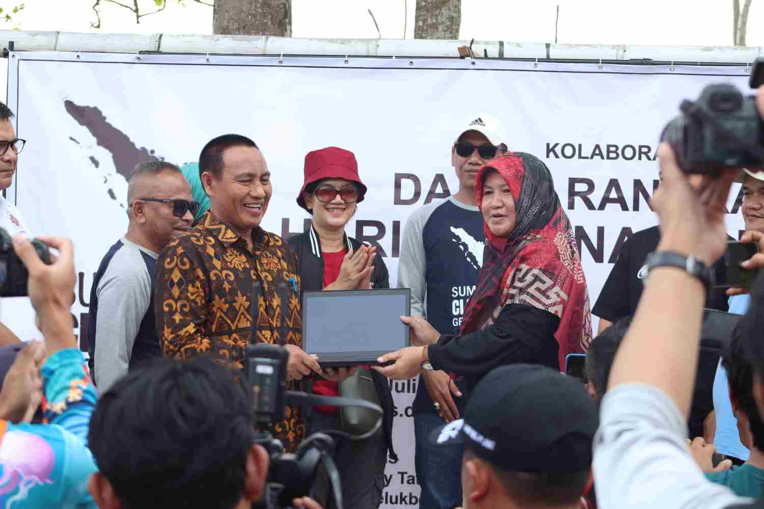 Peringati HPN Daerah, PWI Bersama Pemprov Lampung Gelar Aksi Bersih Pantai Peringati HPN Daerah, PWI Bersama Pemprov Lampung Gelar Aksi Bersih Pantai