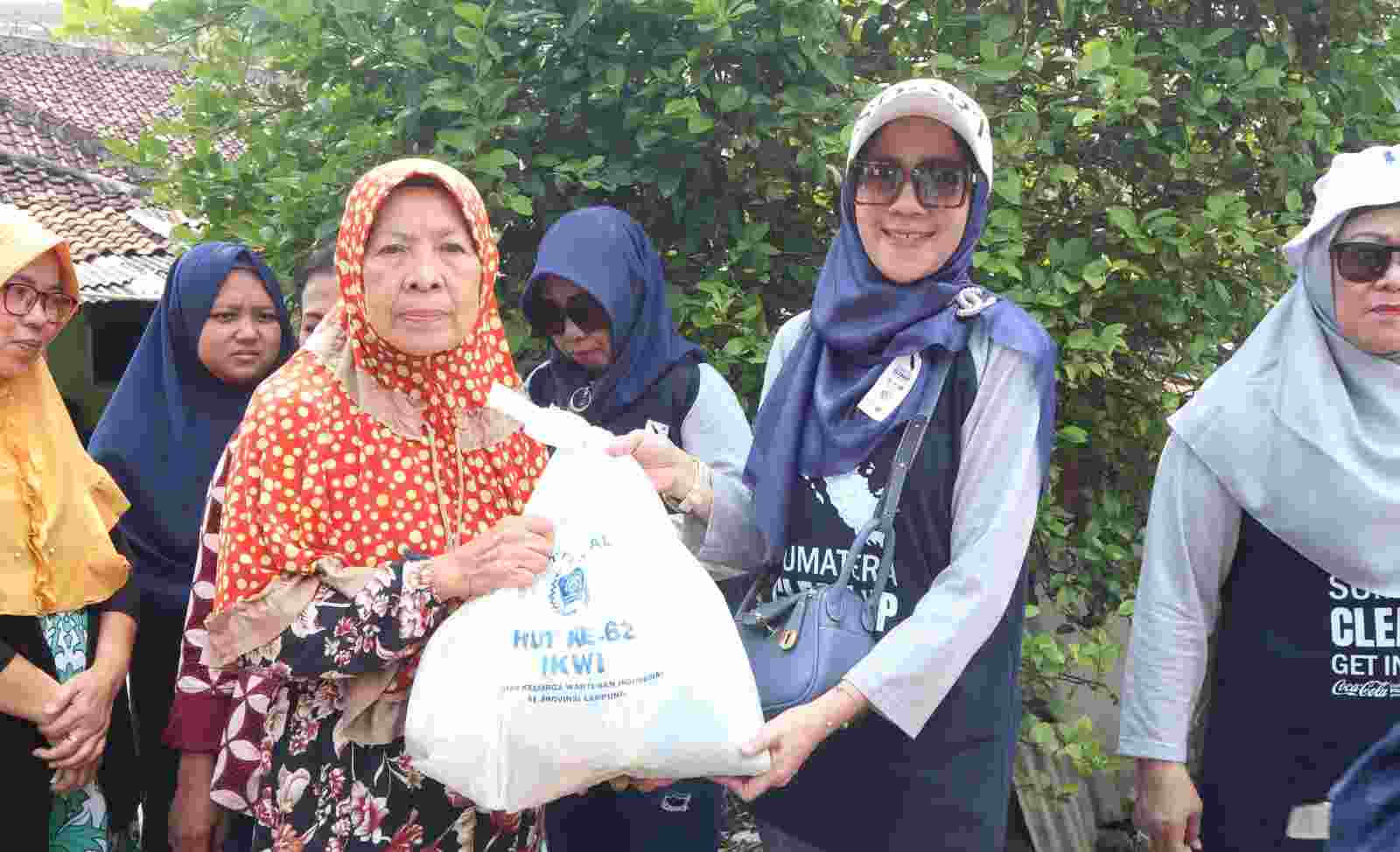 Usai Bersih-bersih Pantai, IKWI Lampung Bagikan Ratusan Sembako ke Warga Sekitar Usai Bersih-bersih Pantai, IKWI Lampung Bagikan Ratusan Sembako ke Warga Sekitar