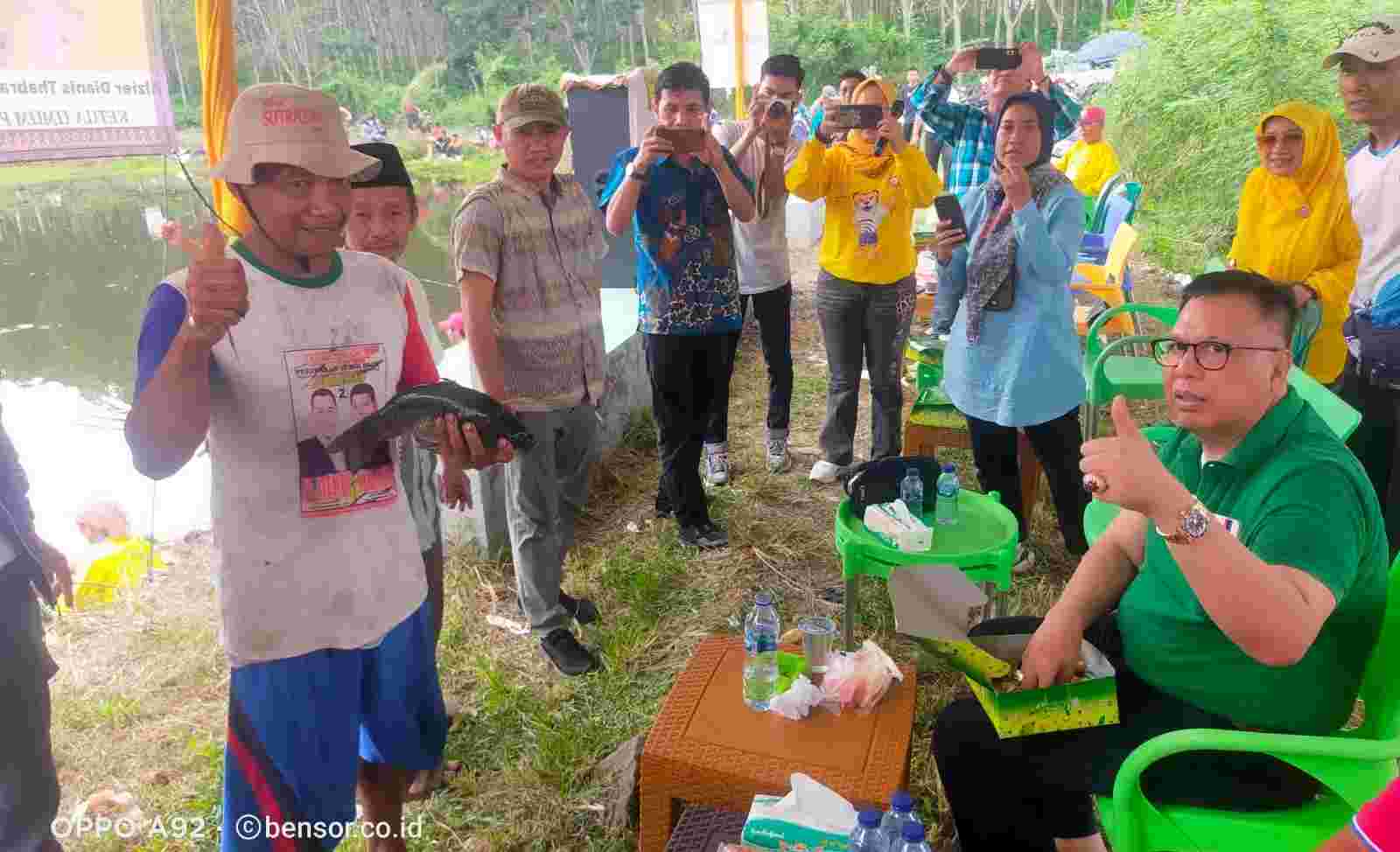 Lomba Mancing: Alzier Datang, Warga Makin Gembira Lomba Mancing: Alzier Datang, Warga Makin Gembira
