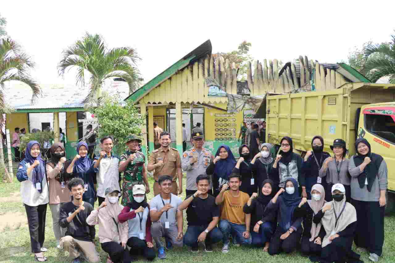 Polres Sergai dan Mahasiswa KKN Unimed Bersihkan Sisa Puing Kebakaran Yayasan Al-Jamiyatul Wasliyah Polres Sergai dan Mahasiswa KKN Unimed Bersihkan Sisa Puing Kebakaran Yayasan Al-Jamiyatul Wasliyah