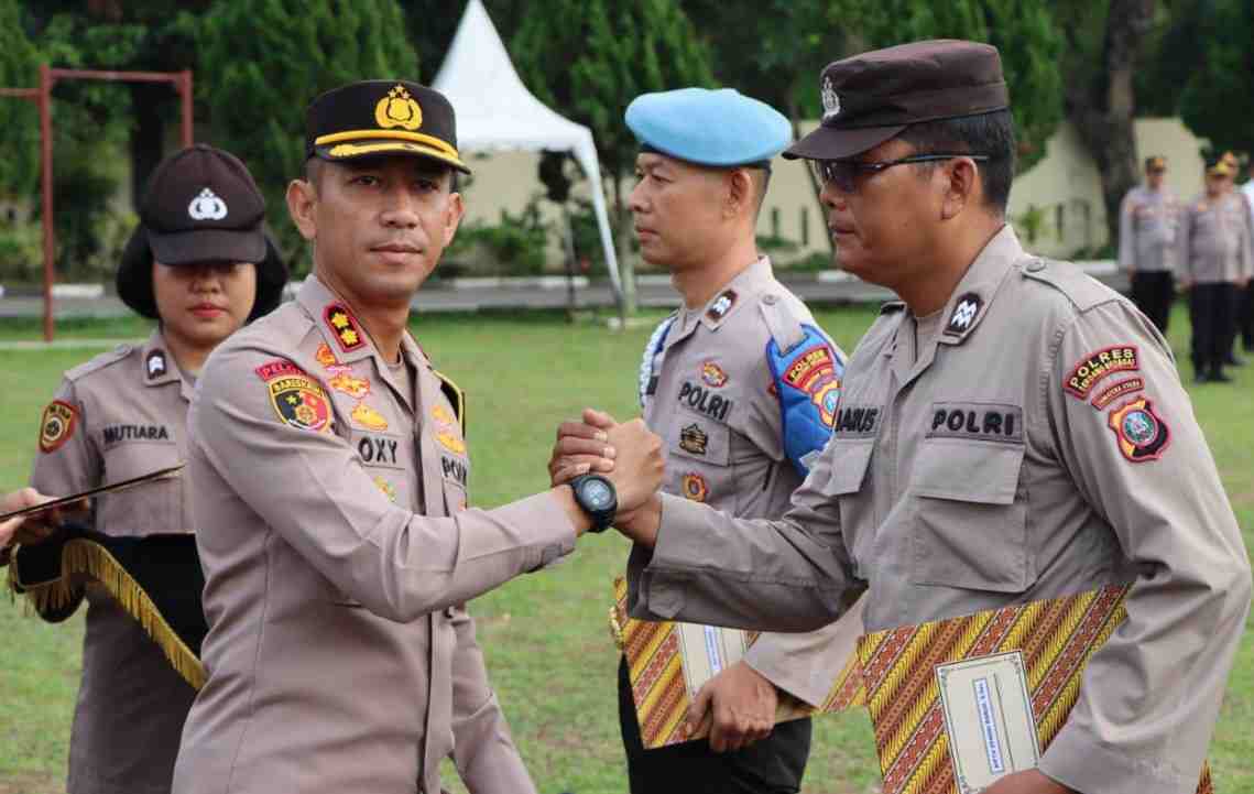 Kapolres Sergai Berikan Piagam Personel, ASN dan PHL, Mari Laksanakan Tugas Secara Prosedural Kapolres Sergai Berikan Piagam Personel, ASN dan PHL, Mari Laksanakan Tugas Secara Prosedural