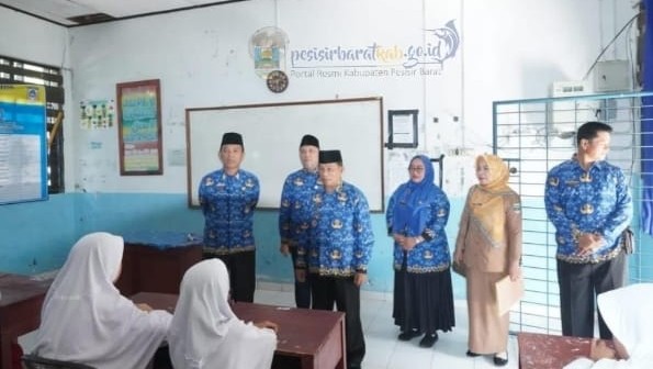 Pemkab Pesibar Cek Kesiapan SD dan SMP Dihari Pertama Tahun Ajaran Baru Pemkab Pesibar Cek Kesiapan SD dan SMP Dihari Pertama Tahun Ajaran Baru