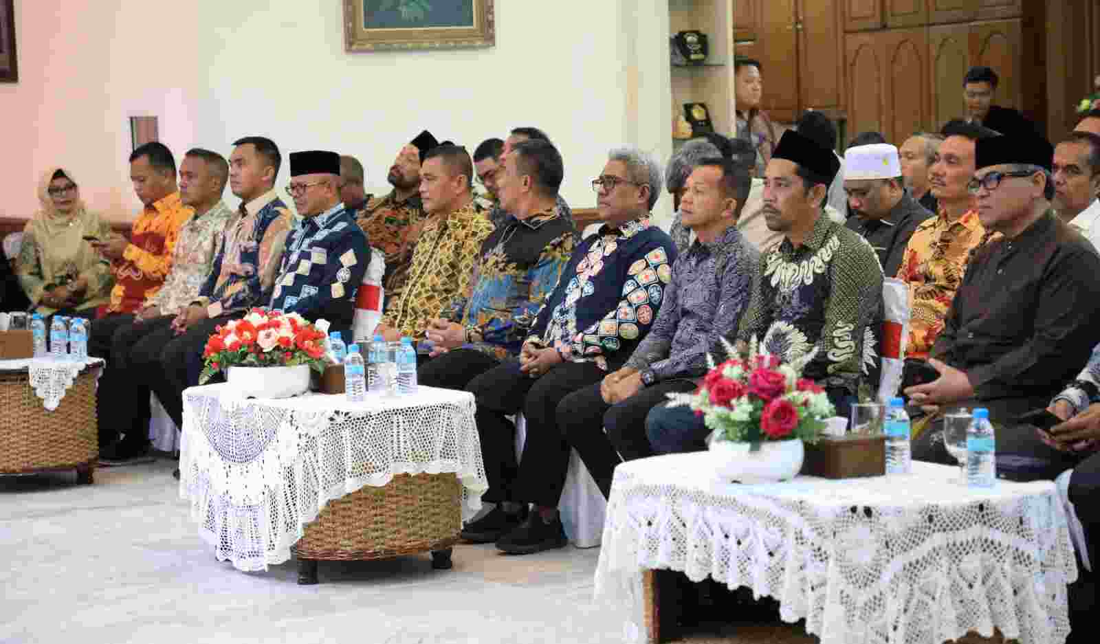 Usai “Dipeusijuek” Pj Bupati Aceh Utara Silaturahmi Dengan Forkopimda dan Tomas Usai “Dipeusijuek” Pj Bupati Aceh Utara Silaturahmi Dengan Forkopimda dan Tomas