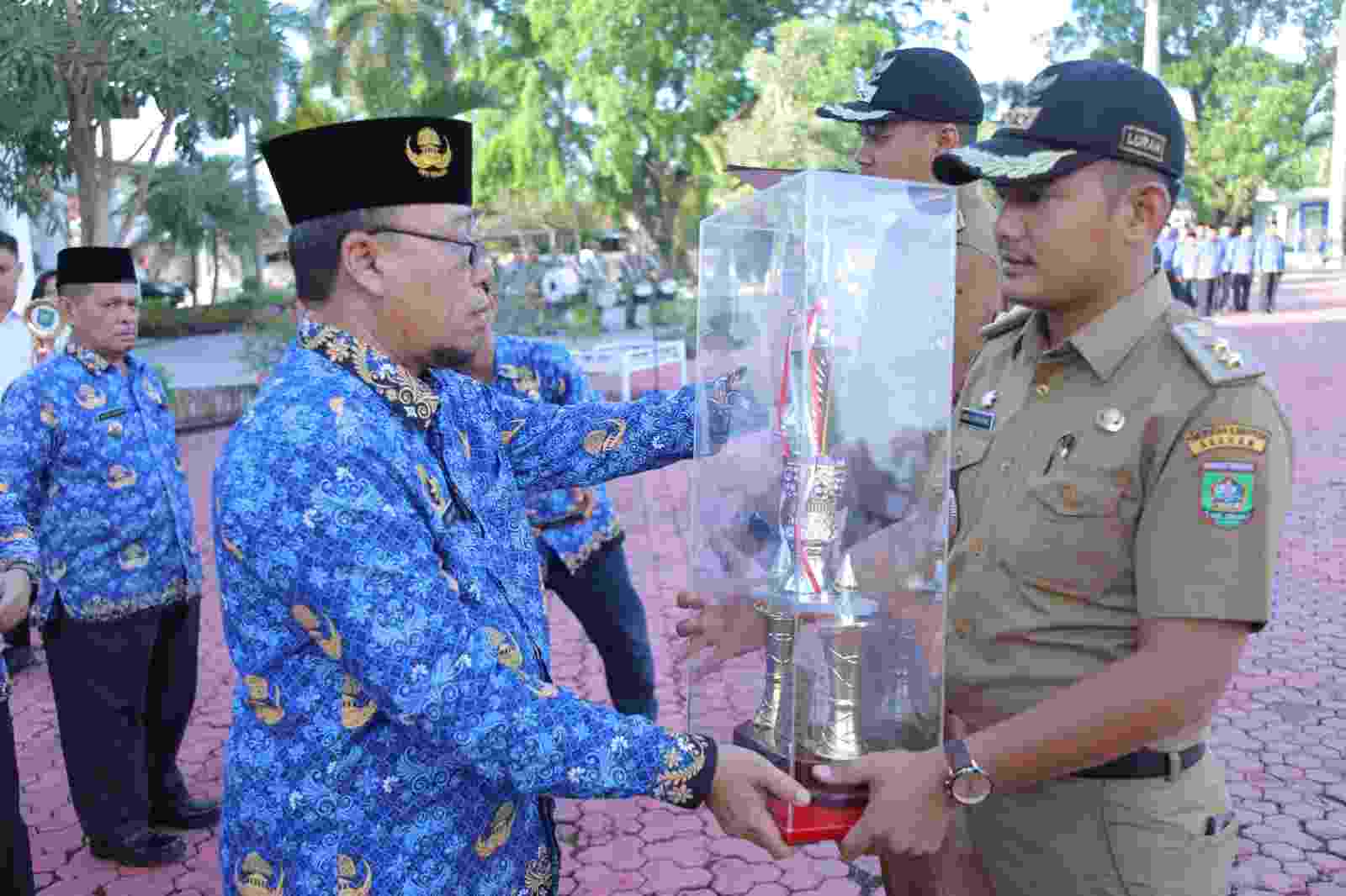 Sekda Jhon Hardi Pimpin Upacara Hari Kesadaran Nasional Sekda Jhon Hardi Pimpin Upacara Hari Kesadaran Nasional