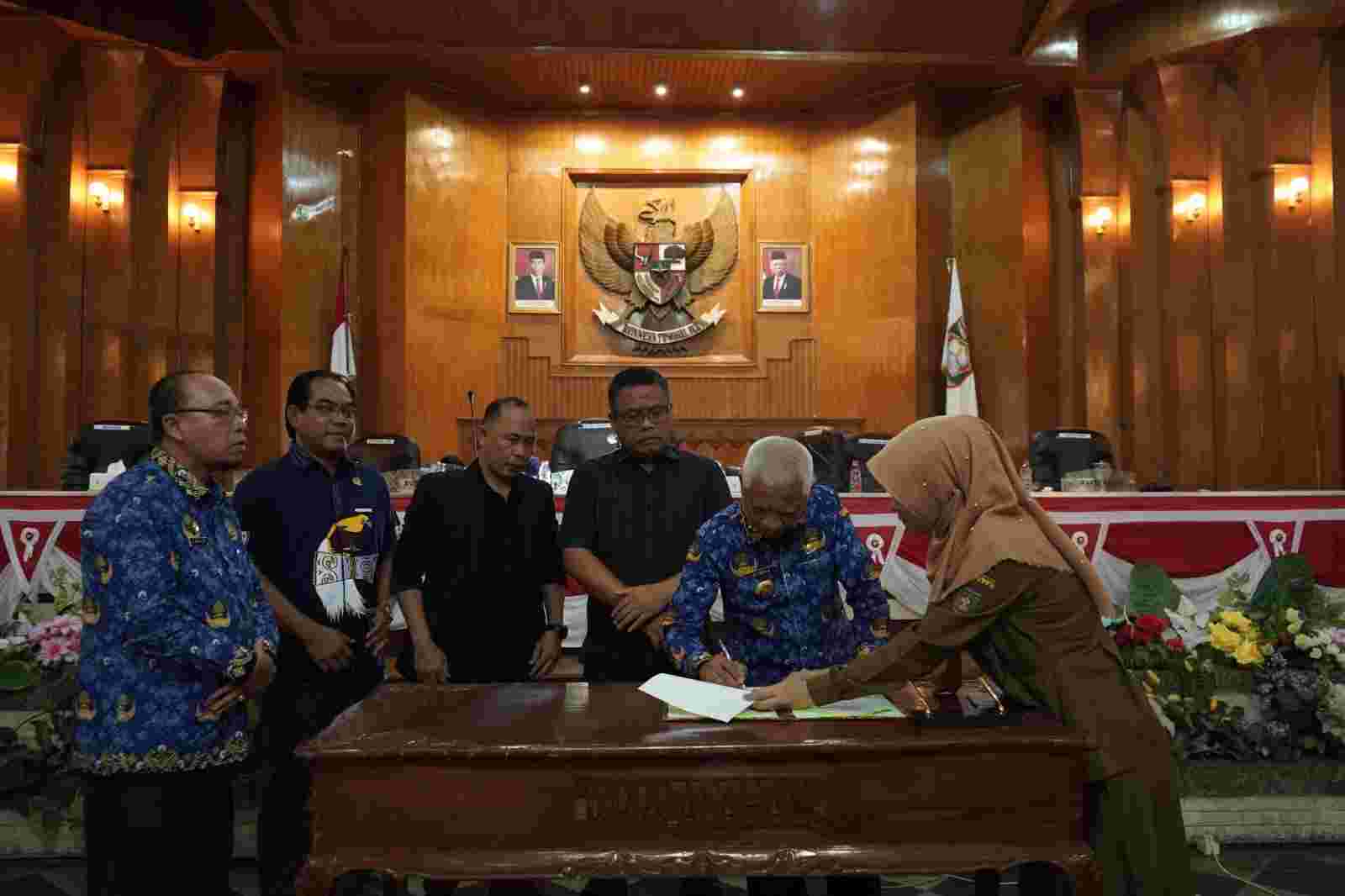 Bupati Surya Sampaikan Pendapat Akhir Pada Rapat Paripurna DPRD Asahan Bupati Surya Sampaikan Pendapat Akhir Pada Rapat Paripurna DPRD Asahan