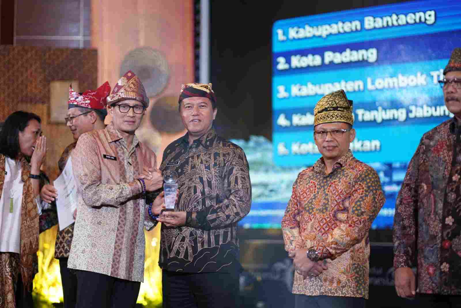 Pj. Bupati Drs. Nukman Menerima Penghargaan Apresiasi Pemasaran Pariwisata Indonesia 2023 Pj. Bupati Drs. Nukman Menerima Penghargaan Apresiasi Pemasaran Pariwisata Indonesia 2023