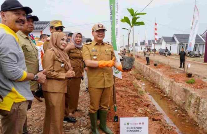 Hari Bhakti Adhyaksa ke-63, Gubernur Rohidin Bersama Forkopimda Tanam 1000 Pohon Buah Hari Bhakti Adhyaksa ke-63, Gubernur Rohidin Bersama Forkopimda Tanam 1000 Pohon Buah