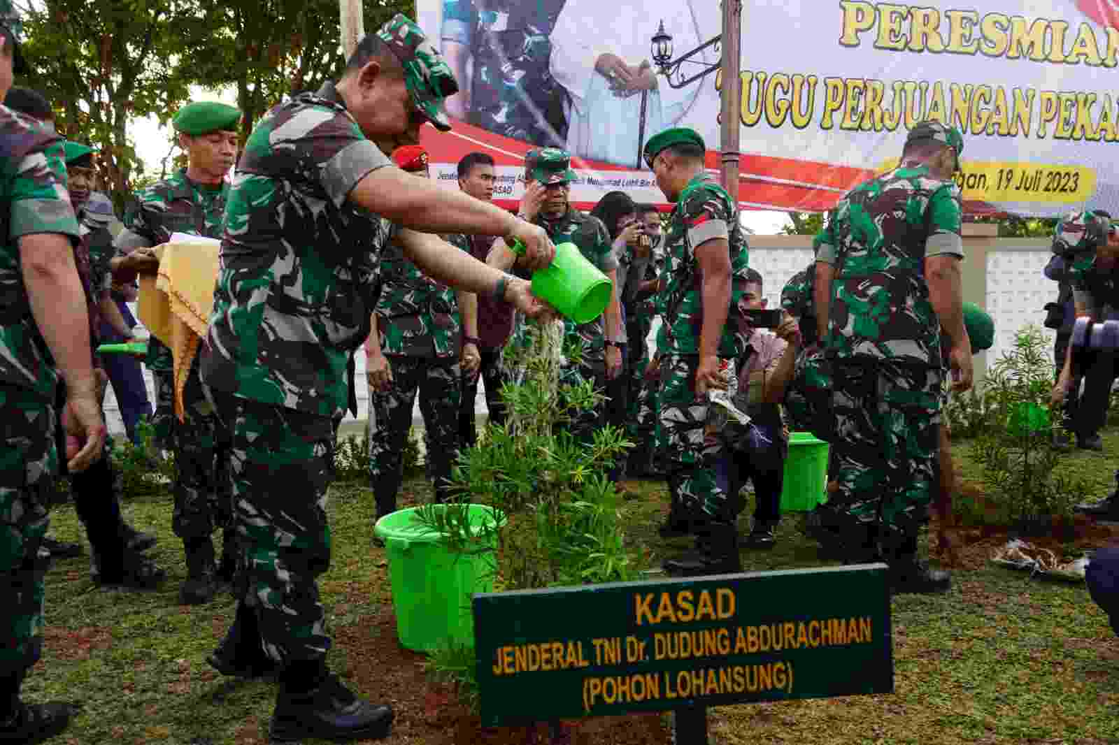 Jendral TNI Dudung Abdurachman Resmikan Tugu Perjuangan di Kota Pekalongan Jendral TNI Dudung Abdurachman Resmikan Tugu Perjuangan di Kota Pekalongan