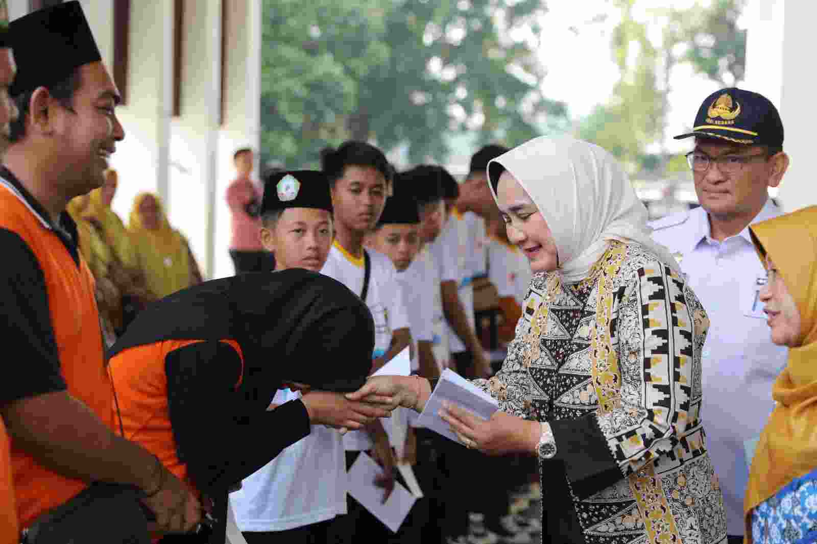 Ibu Riana Sari Lepas Peserta Jambore Nasional dan Rakernas I LKSA-PSAA Tahun 2023 Ibu Riana Sari Lepas Peserta Jambore Nasional dan Rakernas I LKSA-PSAA Tahun 2023