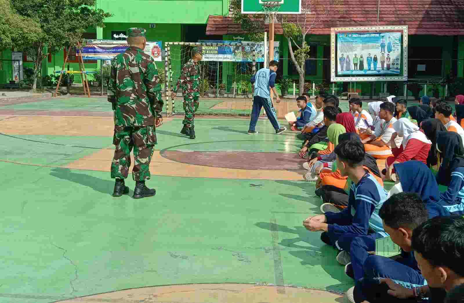 Cetak Kedisiplinan Generasi Muda, Babinsa Koramil TBS Latih PBB Pelajar SMAN 14 Cetak Kedisiplinan Generasi Muda, Babinsa Koramil TBS Latih PBB Pelajar SMAN 14