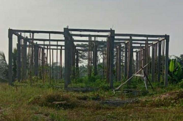 Pembangunan GSG Kota Jawa Mangkrak dan Ditumbuhi Semak-semak Pembangunan GSG Kota Jawa Mangkrak dan Ditumbuhi Semak-semak