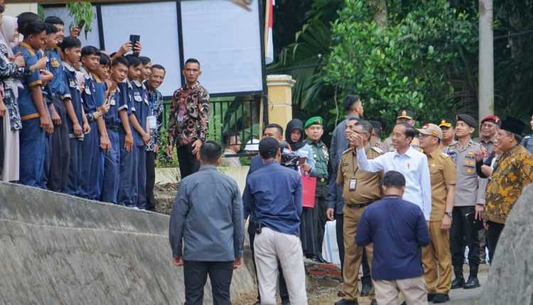 Presiden Jokowi Arahkan Skill Siswa SMK Negeri 2 Bengkulu Tengah Sesuai Kebutuhan Industri Presiden Jokowi Arahkan Skill Siswa SMK Negeri 2 Bengkulu Tengah Sesuai Kebutuhan Industri